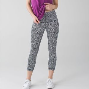Lululemon Wunder Under Crop (Hi-Rise)
Miss Mosaic Black